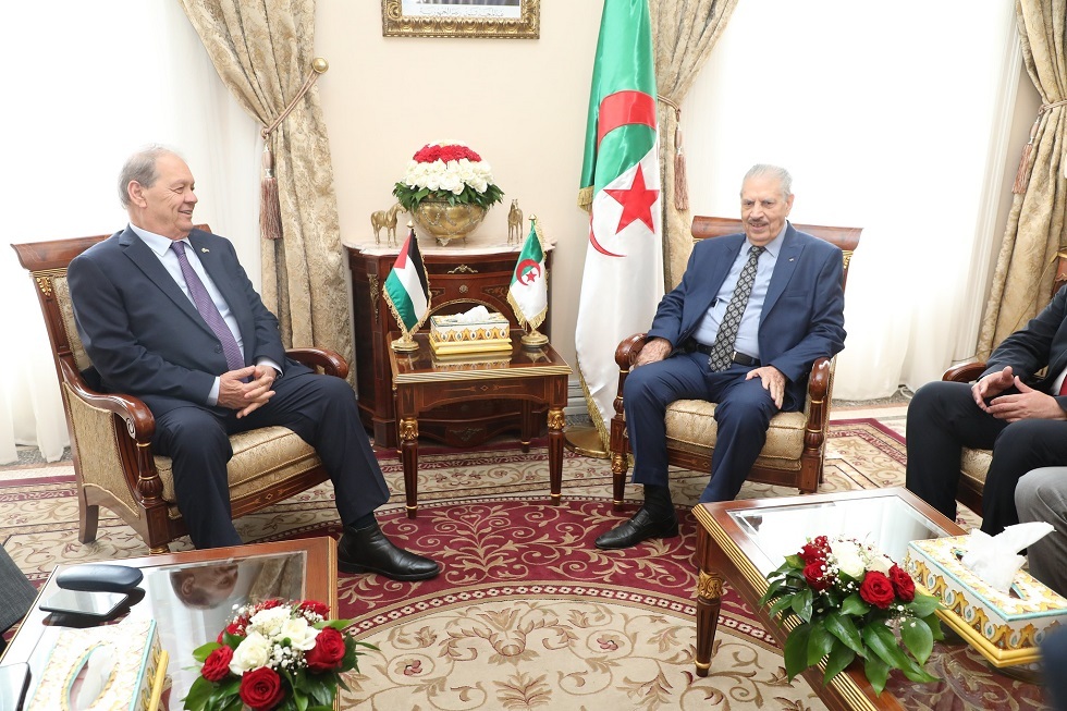 رئيس مجلس الأمة الجزائري صالح قوجيل ورئيس المجلس الوطني الفلسطيني روحي فتوح