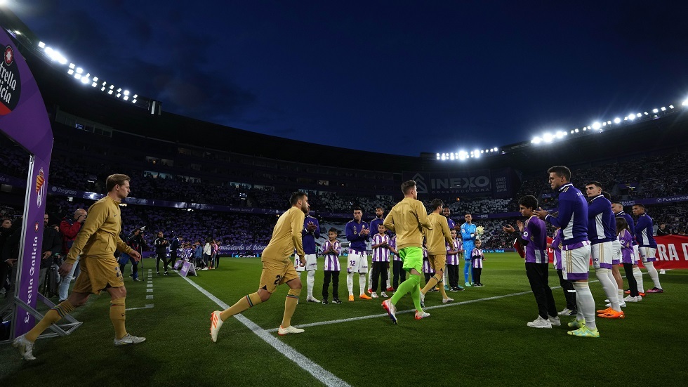برشلونة يوزع الهدايا بعد حسم لقب بطل الدوري