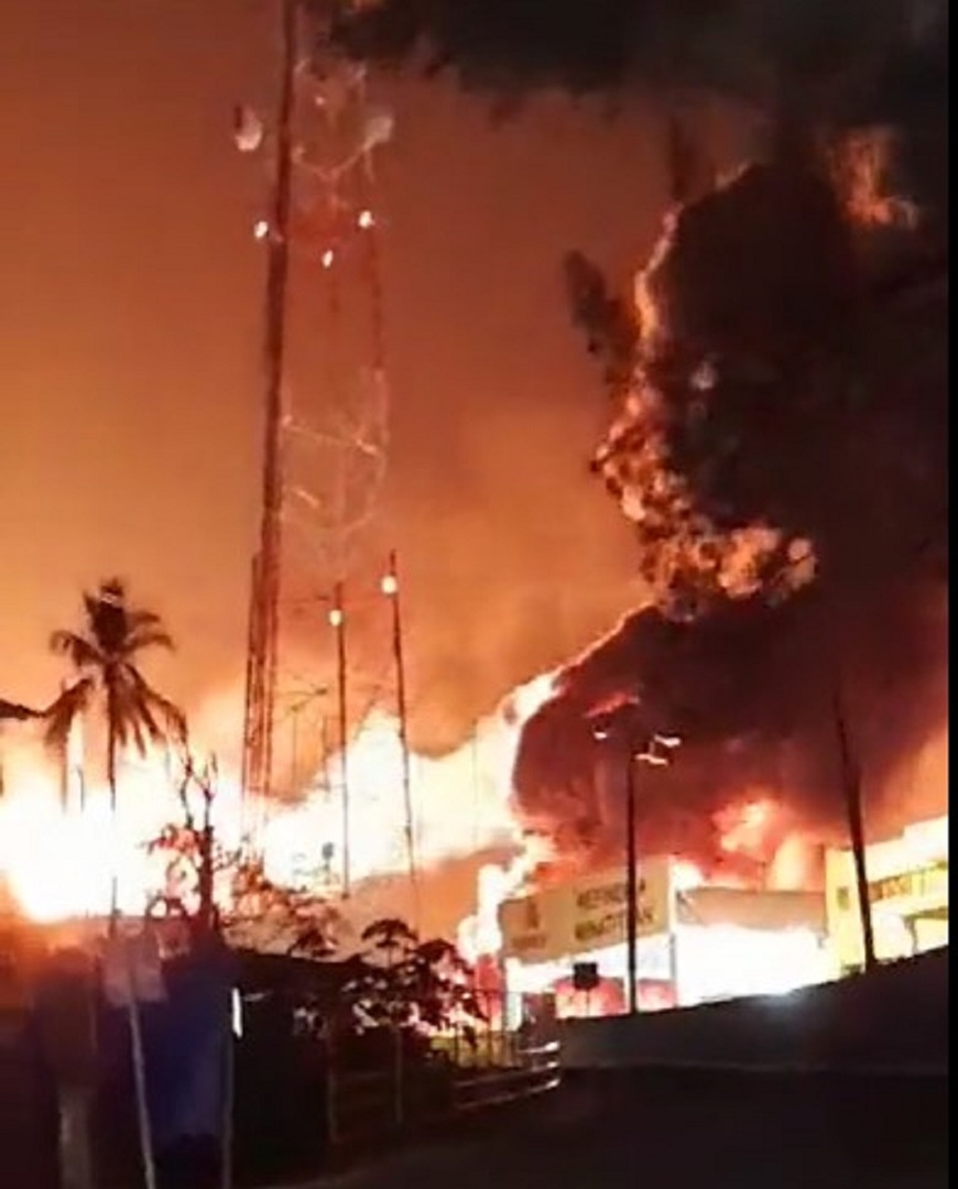 حريق في مصفاة لازارو في المكسيك (فيديو)