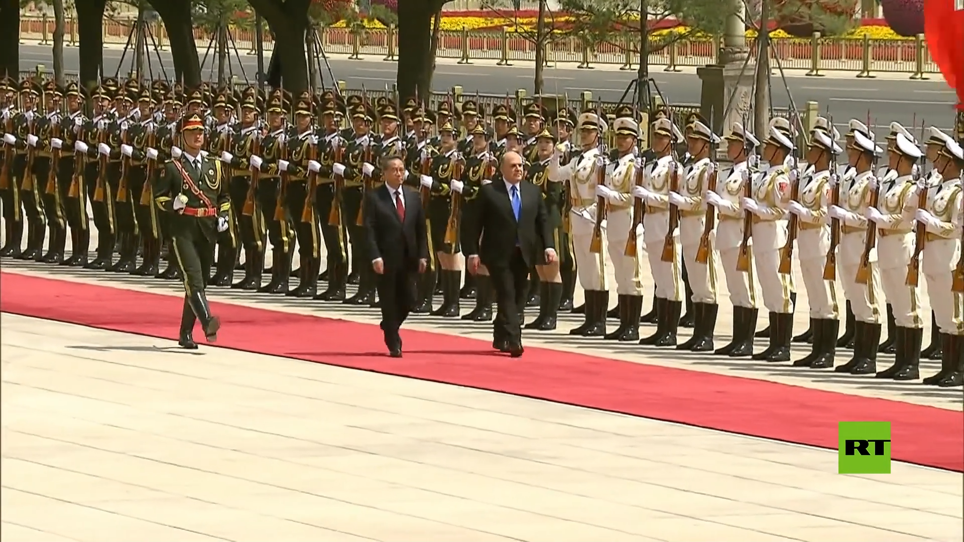 استقبال مهيب لرئيس الحكومة الروسية في بكين