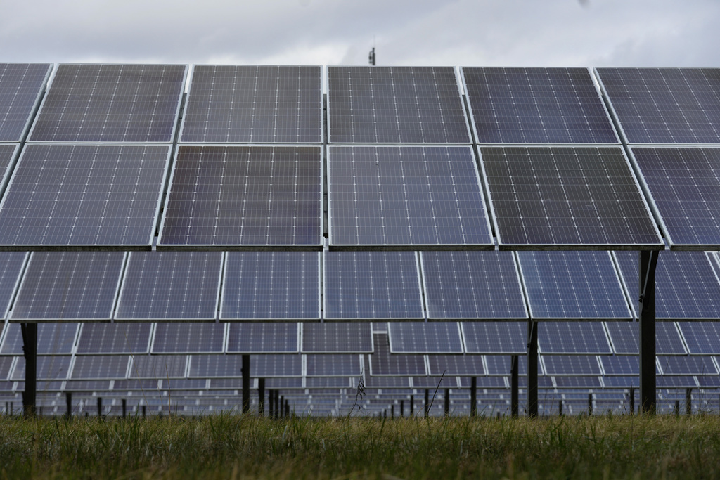 لأول مرة.. الطاقة الشمسية تتجاوز النفط في استثمارات 2023