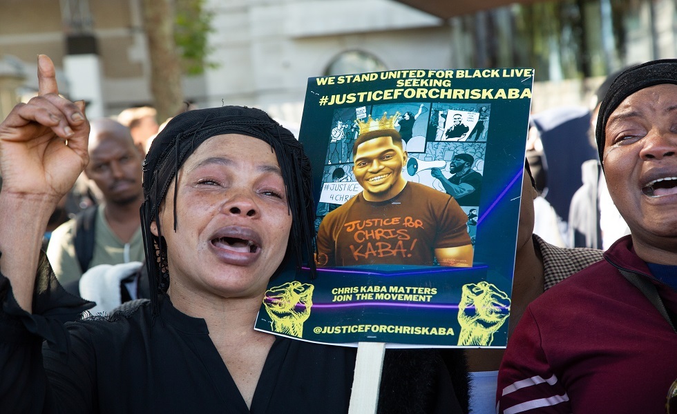 احتجاج خارج نيو سكوتلاند يارد للمطالبة بتحقيق العدالة بعد مقتل رجل أسود أعزل برصاص الشرطة جنوبي لندن,