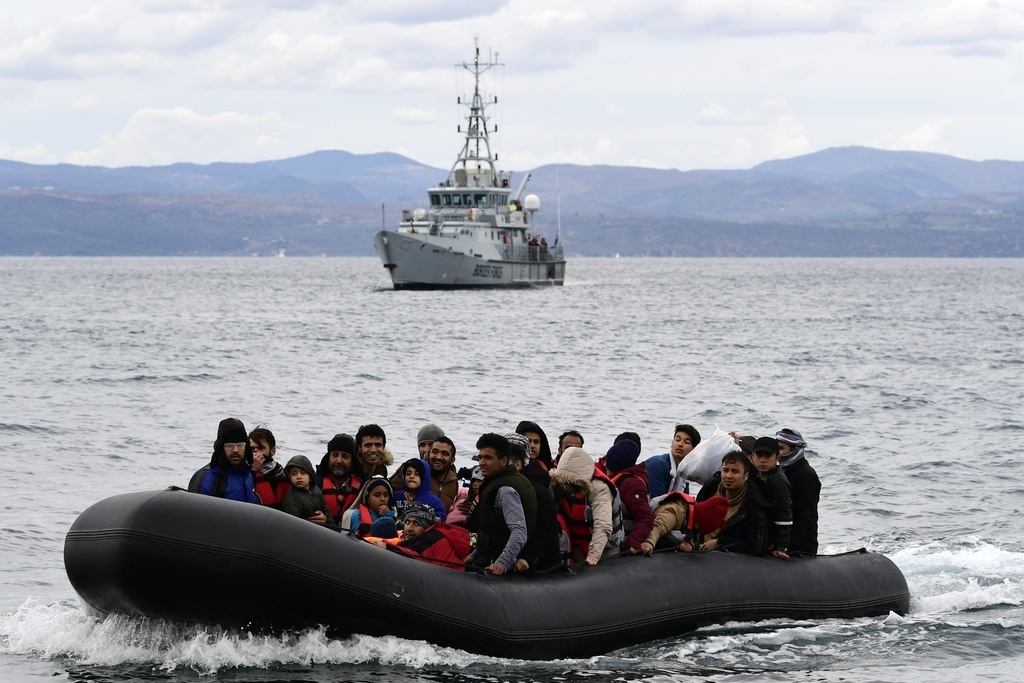 وفاة ثلاثة وفقدان آخرين إثر غرق قارب مهاجرين قرب اليونان
