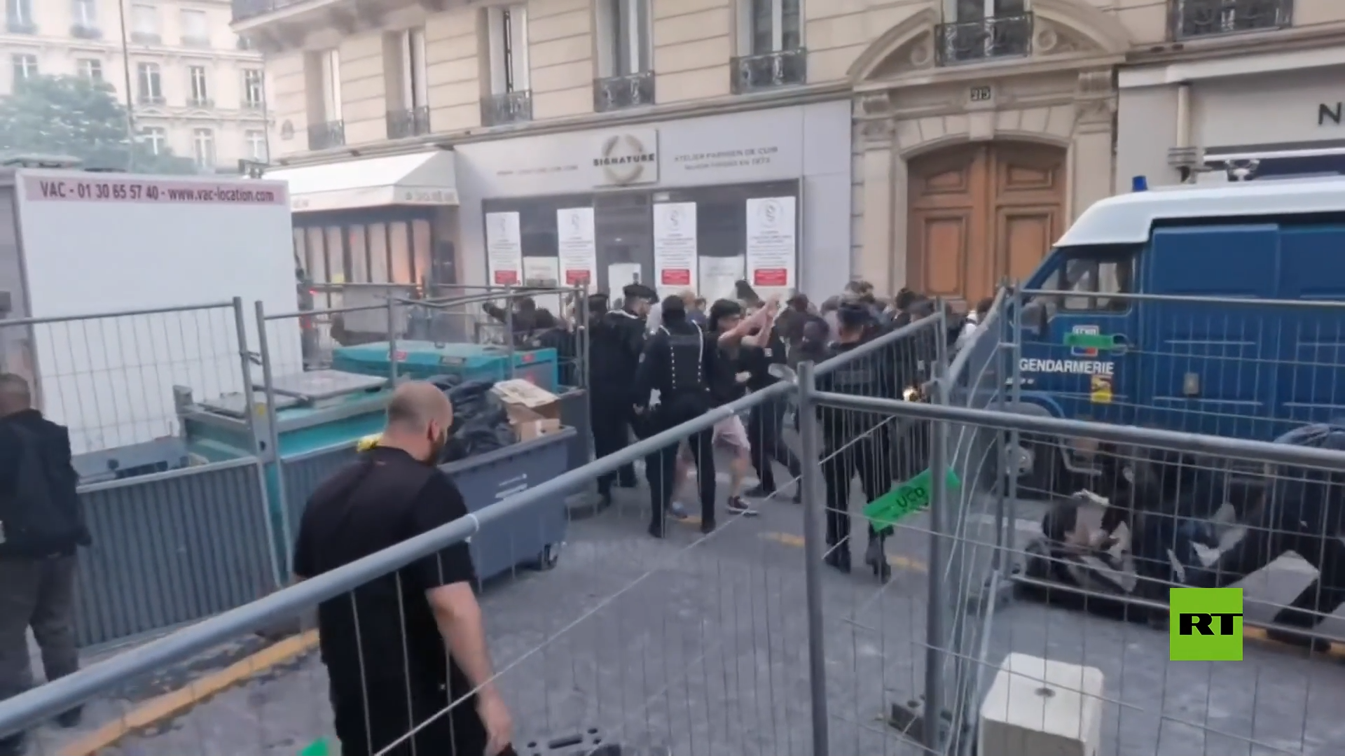الشرطة الفرنسية تفرّق نشطاء المناخ المحتشدين قرب شركة 