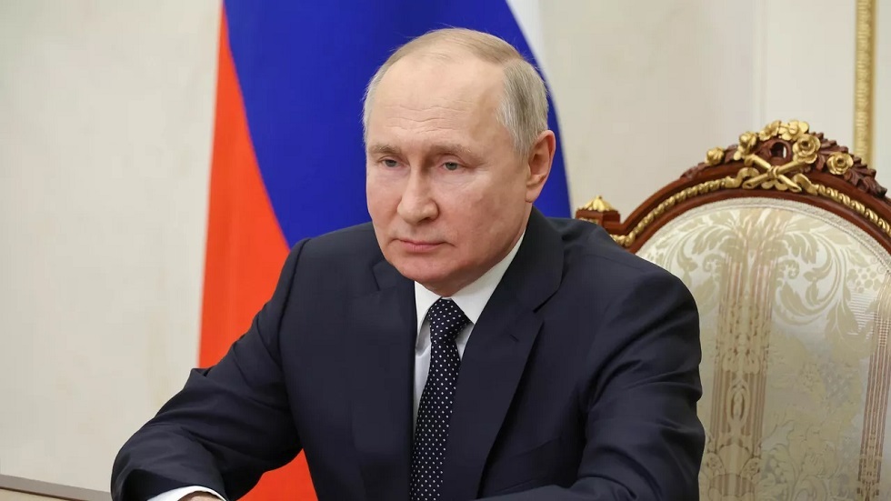رد فعل بوتين على رنين هاتف مفاجئ خلال اجتماع رسمي (فيديو)