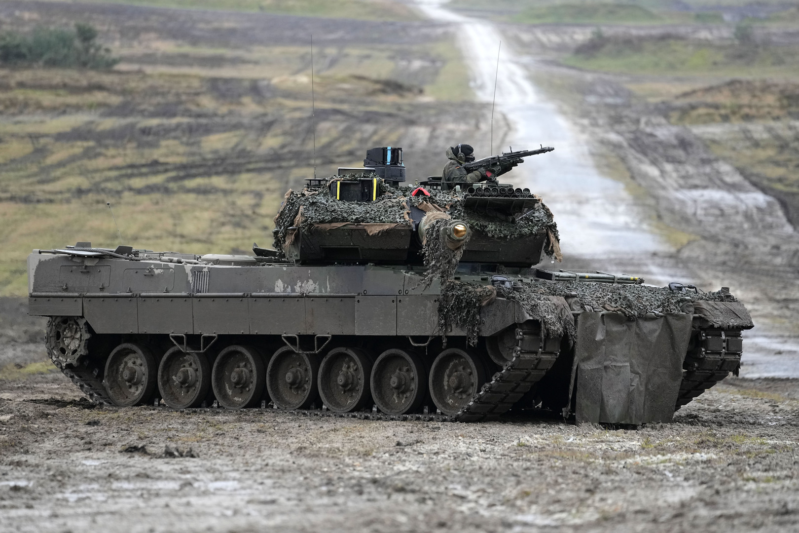 كييف تعلن تسلمها 60 دبابة من الدول الغربية