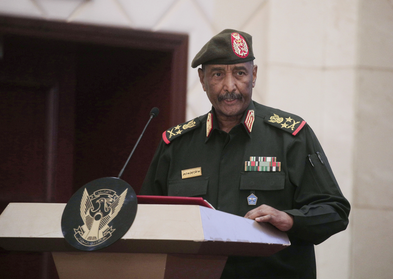 السفارة الأمريكية تعرب عن قلقها من طلب رفعه قائد الجيش السوداني