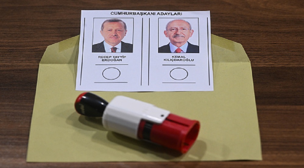 تركيا تحبس أنفاسها وتدخل صمتا انتخابيا عشية تنافس محموم بين أردوغان وأوغلو في انتخابات الرئاسة