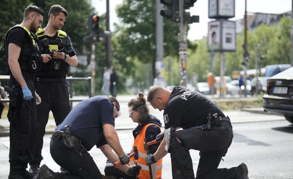 السلطات الألمانية تعتقل متظاهرين من جماعة 
