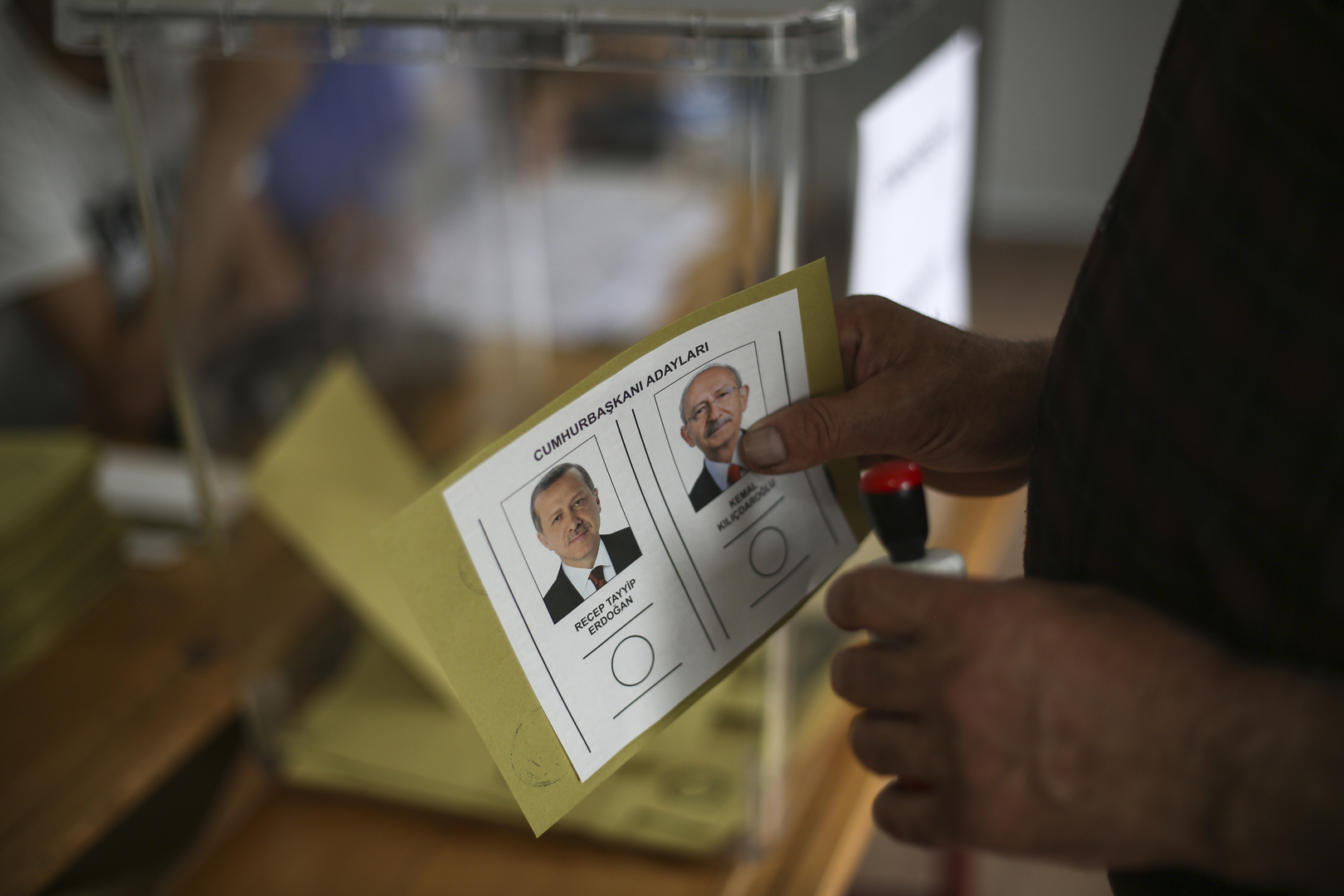 إغلاق مراكز الاقتراع في الانتخابات الرئاسية في عموم تركيا وانطلاق عمليات فرز الأصوات