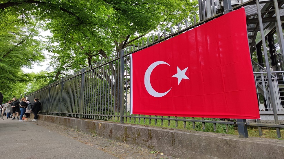 أردوغان يوزع الأموال في مركز اقتراع في اسطنبول (فيديو)