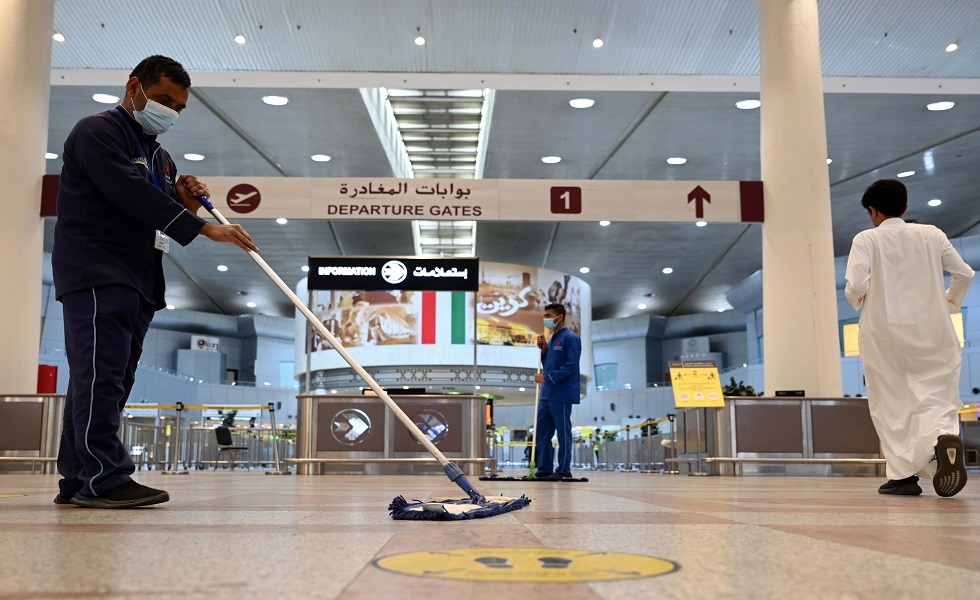 عمال في مطار بدولة الكويت.