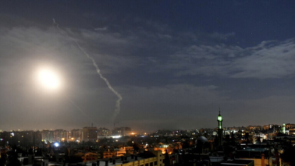 مصدر عسكري سوري: دفاعاتنا الجوية تتصدى لصواريخ العدوان الإسرائيلي على محيط دمشق وتسقط بعضها