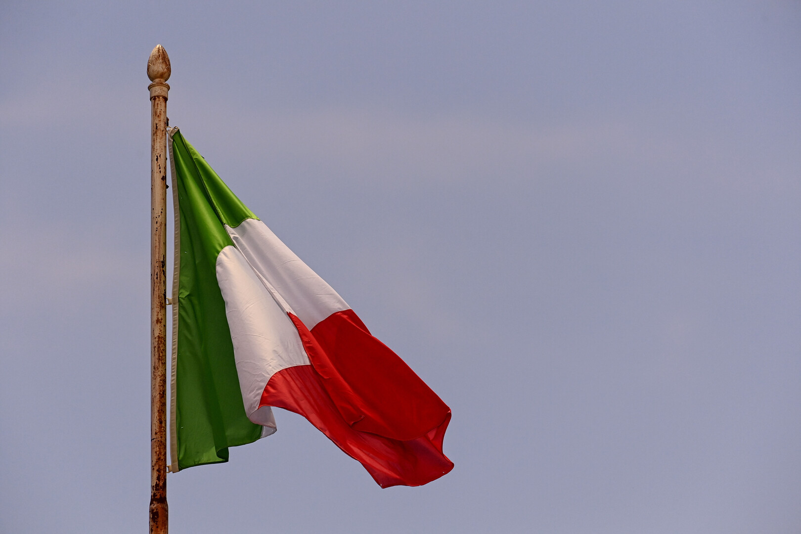 إيطاليا.. مصرع 4 أشخاص بانقلاب قارب سياحي
