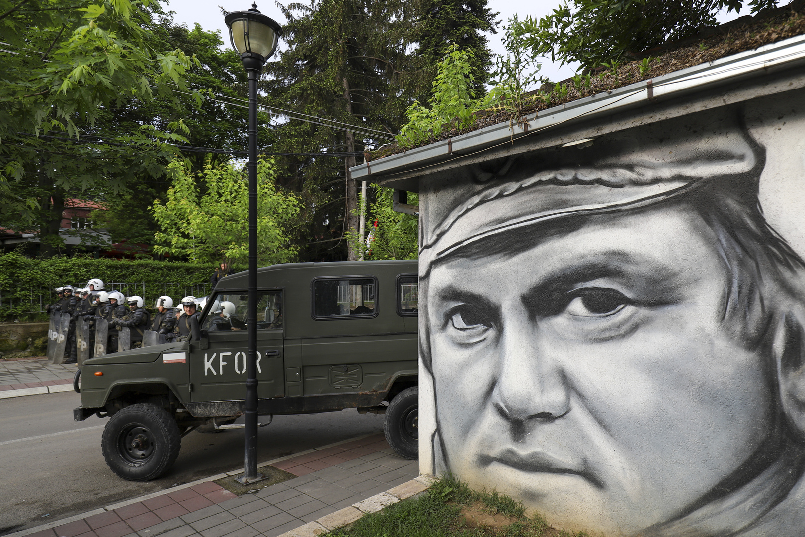 ستولتنبرغ يدين الاعتداءات على قوات KFOR في كوسوفو ويصفها بأنها 