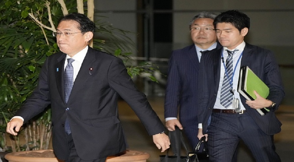 رئيس الوزراء الياباني يطرد نجله من منصب  