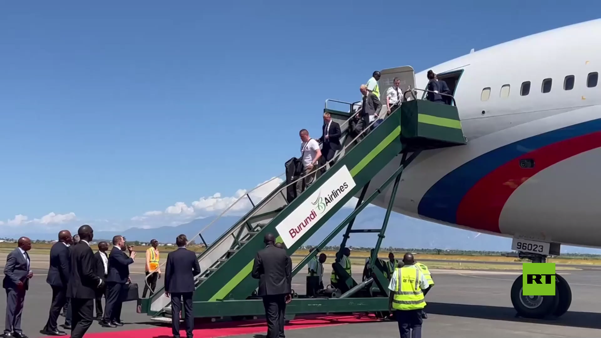 استقبال مميز لوزير الخارحية الروسي لافروف لدى وصوله إلى بوروندي