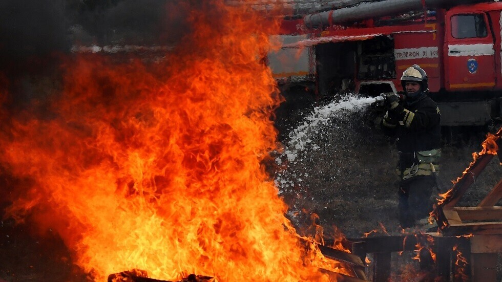 عمدة كراسنودار يعلن عن حريق بمصفاة نفط ويرجح وقوع هجوم بطائرة مسيرة (فيديو)