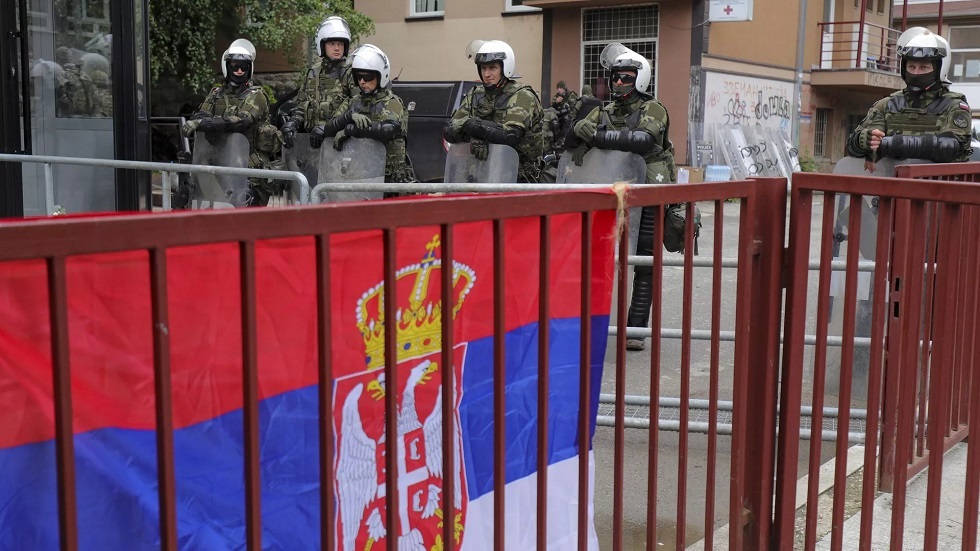 بلغراد تتعهد بحماية مواطنيها إذا تفاقمت أزمة كوسوفو