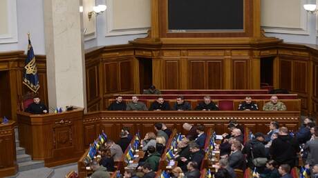 زيلينسكي يقدم للبرلمان الأوكراني مشروع قرار بتمديد الأحكام العرفية والتعبئة العامة