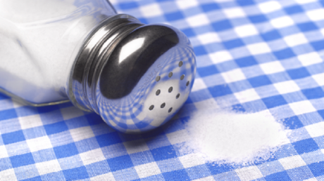 طبيبة تحذر من فرط الملح في النظام الغذائي