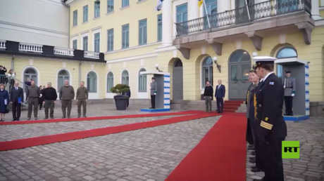 بالفيديو.. مراسم استقبال رئيس فنلندا لنظيره فلاديمير زيلينسكي