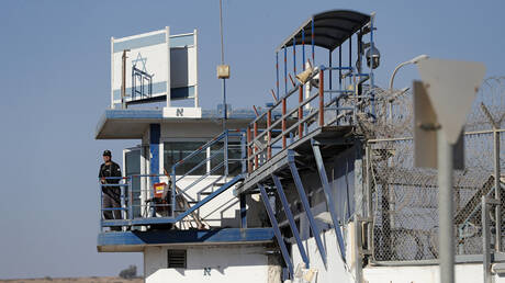 أسرى فلسطينيون يحتجزون اثنين من الشرطة الإسرائيلية في سجن مجدو وسط حالة من التوتر