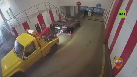 بالفيديو.. لص يسرق لامبورجيني من مركز تجاري في موسكو بشاحنة لسحب السيارات