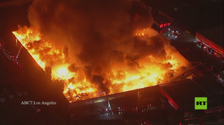 بالفيديو.. حريق ضخم في مبنى صناعي بكاليفورنيا