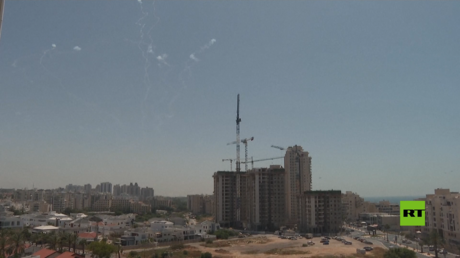 لقطات توثق اعتراض القبة الحديدية لصواريخ تطلق باتجاه إسرائيل