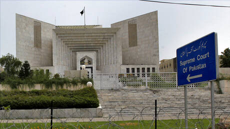 محكمة باكستان العليا تصدر قرارا بعدم قانونية اعتقال رئيس الوزراء السابق عمران خان