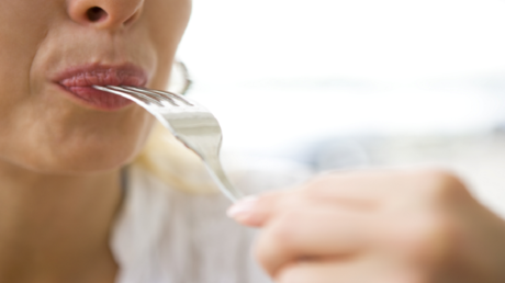 خمسة مذاقات في فمك يمكن أن تدل على مشكلة صحية!