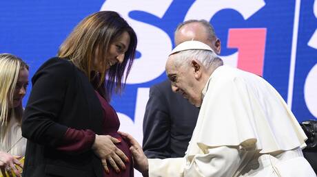 البابا فرنسيس يشبه إنجاب الأطفال بالشركة وتأسيسها 
