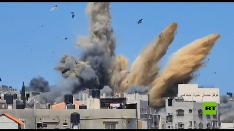 لحظة تدمير طائرات الجيش الإسرائيلي لمنزل عائلة بنات في بيت لاهيا