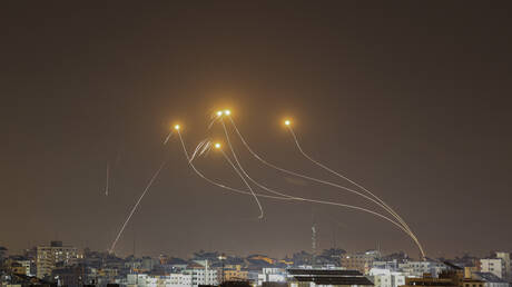 مقطع فيديو جرى تصويره من طائرة مدنية يظهر اشتباكا بين الصواريخ الفلسطينية والقبة الحديدية (فيديو)