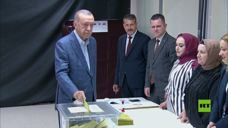أردوغان يدلي بصوته بأحد مراكز الاقتراع في إسطنبول