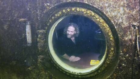 رجل بولاية فلوريدا يسجل رقما قياسيا للمكوث والعيش والنوم تحت الماء