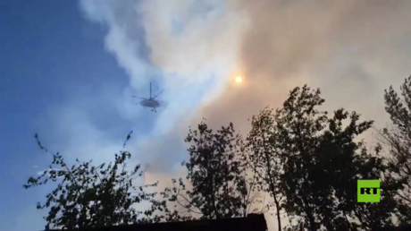 بالفيديو.. حريق في منطقة صناعية في موسكو