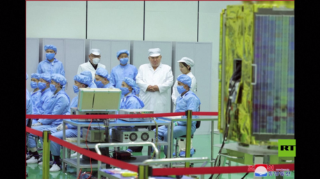 شاهد.. الزعيم الكوري يراقب سير تنفيذ مشروع القمر الصناعي للتجسس