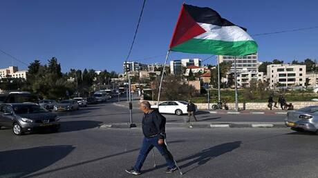 الكنيست الإسرائيلي يقر مشروع قانون يعتبر حمل العلم الفلسطيني داخل مدينة القدس مخالفة جنائية