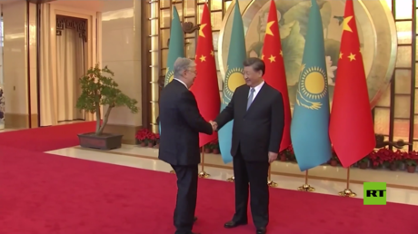 بالفيديو.. استقبال الرئيس الصيني لنظيره الكازاخستاني