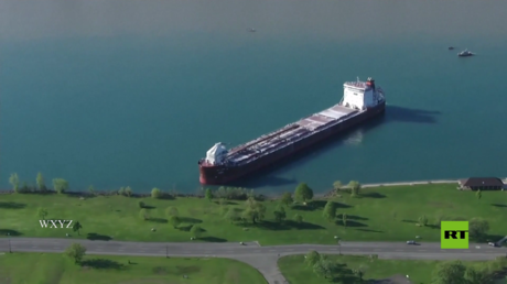 بالفيديو.. جنوح سفينة محملة بالملح في نهر ديترويت