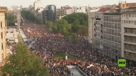 بالفيديو.. عشرات الآلاف يتظاهرون في بلغراد