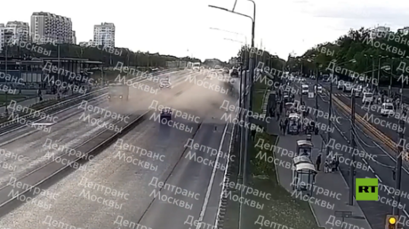 بالفيديو من موسكو.. راكب يخرج من سيارة قبل ثانية من حادث مروع