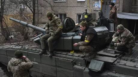 أسير أوكراني يكشف عن نقص كبير بإمدادات قوات كييف في دونباس
