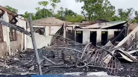 مصرع 19 شابا بحريق في مدرسة بجمهورية غوايانا (فيديو)