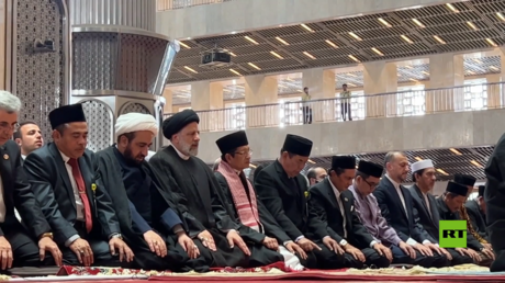 الرئيس الإيراني يصلي في مسجد الاستقلال خلال زيارته الرسمية لإندونيسيا