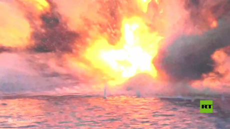 لحظة الرد الحاسم على مهاجمة سفينة حربية روسية قرب مضيق البوسفور من زوارق أوكرانية مسيرة