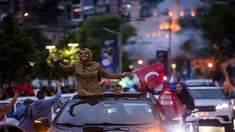 مئات الآلاف يتدفقون إلى القصر الرئاسي في أنقرة بانتظار خطاب أردوغان .. (فيديو)