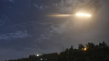 مصدر عسكري سوري: دفاعاتنا الجوية تتصدى لصواريخ العدوان الإسرائيلي على محيط دمشق وتسقط بعضها